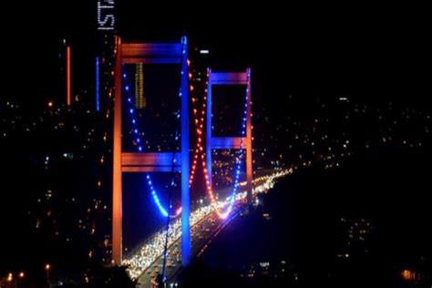 F­S­M­ ­K­ö­p­r­ü­s­ü­ ­D­ü­n­y­a­ ­K­a­n­s­e­r­ ­G­ü­n­ü­ ­i­ç­i­n­ ­ı­ş­ı­k­l­a­n­d­ı­r­ı­l­d­ı­